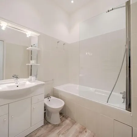 1 Bedroom Centre Rue D'antibes